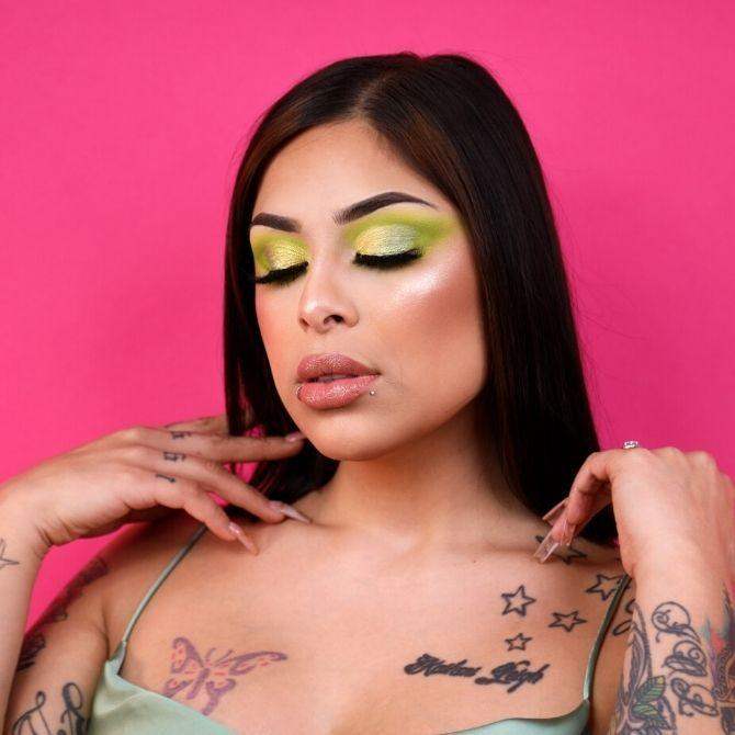 Under The Mistletoe Eyeshadow Palette - BarberSets